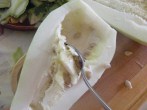 Cukkinis aprópecsenye - Egy kanállal kapard ki a fél cukkiniből a puha, magvas részeket!