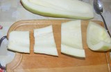 Cukkinis aprópecsenye - Vágd a fél cukkinit keresztben négyfelé!