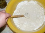 Olajbogyós kenyér - Keverd össze a folyékony és a szilárd összetevőket!