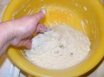Olajbogyós kenyér - Kapard a tésztát a sütőformába!