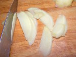 Kínai kaja - Fektesd a talpára a felezett gyömbért, és szeleteld lapokra!