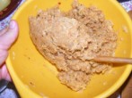 Töltött paprika hús nélkül - Keverd el a reszelt sajtot a töltelékkel!