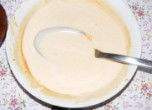 Töltött paprika hús nélkül - Keverd simára a tejfölt a paradicsomos lével!