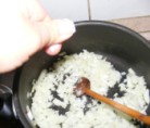 Töltött káposzta - Sózd meg a hagymát 1 csipet sóval!