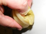 Töltött káposzta - Dugd be a szétmászó levelet oldalról a göngyöleg közepébe!