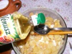 Krumplisaláta - Önts 3 evőkanál olajat a krumplisalátára!