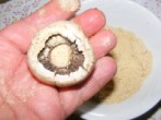 Fondüzés - Hintsd meg fűszersóval a gombának a lemezes felét!