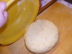 Beigli - Borítsd ki a gyúródeszkára a tésztát!