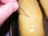 Beigli - Tésztaszurkáló tűvel szurkáld meg a két diós rudat, mielőtt odatennéd sülni!