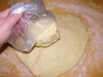 Darázsfészek - Tedd a tésztakorong közepére a hűtőből kivett vajgömböt!