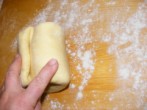 Darázsfészek - Mielőtt megint kinyújtanád a hajtogatott tésztát, lisztezd meg alatta a deszkát!