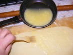 Darázsfészek - Kend meg olvasztott vajjal a tésztát!