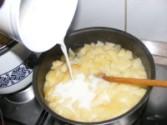 Almaszósz - Öntsd a simára turmixolt habarást az almaszószhoz!