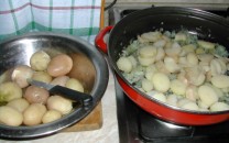 Dinsztelt krumpli - A főtt krumplikat karikázd a dinsztelt hagymára!
