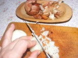 Zöldbabfőzelék - Pucold meg a hagymát, és vágd fel apróra!