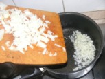 Zöldbabfőzelék - Kapard bele az apróra vágott hagymát az edénybe!