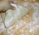 Szilvás gombóc - Nyújtás közben emelgesd meg a tésztát, és lisztezd be alatta a deszkát!