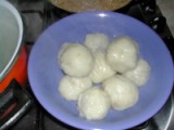 Szilvás gombóc - A pucér gombócok a tálban.