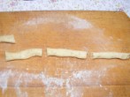 Vaníliás kifli - Vágd fel a csíkot 7-8 cm hosszú darabokra!