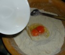 Almás pite - Egyesével tedd bele a 2 tojást!