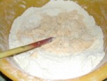 Almás pite - Fokozatosan keverd hozzá a lisztet!