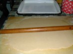 Almás pite - Nyújtsd tepsi méretűre az egyik tésztát!