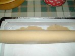 Almás pite - Tekerd le a sodrófáról a tésztát a tepsibe!