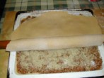 Almás pite - Tekerd le a sodrófáról a felső tésztalapot az almarétegre!