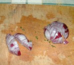 Babgulyás - Vágd fel a lila hagymát nagy darabokra!