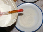 Rántott sajt - Szedj kb. 10 dkg lisztet a lisztestányérba!