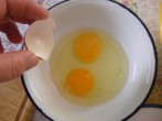 Rántott sajt - Üss fel 2 tojást az arra szánt tálkába!