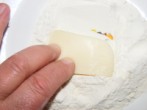 Rántott sajt - Forgasd meg a sajtot a lisztben!