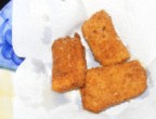 Rántott sajt - A papírtörlőre kiszedett, kész sajt.