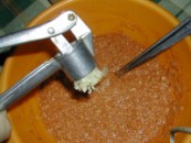 Biokolbász - Fokhagymanyomón átpréselve add hozzá a fokhagymát!