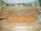 Biokolbász - Egy kanállal adagolj egymás mellé kolbászmassza-kupacokat a celofánra!