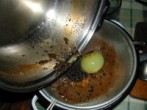 Köménymagleves - A szűrőben maradt köménymag és hagyma megy a szemétbe.