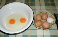 Bundás Kenyér - Egyesével üsd fel a tojásokat egy lapos tálba!