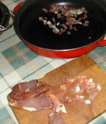 Andalúziai zöldbab - Vágd kockákra a szalonnacsíkokat!