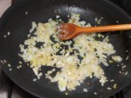 Töltelékes zöldségleves - A hagyma dinsztelése