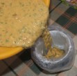 Töltelékes zöldségleves - Öntsd a tölteléket a bögrében ülő nájlonzacskóba