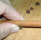 Húsleves - Fakanállal egyenként roppintsd össze a szegfűborsokat!
