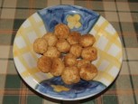 Túrógombóc - Szedd át a megforgatott gombócokat egy tálba!