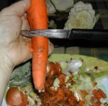 Húsleves - A répa középső részéről lengő késsel kapard le a héjat!