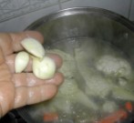 Húsleves - Dobd a levesbe a megpucolt fokhagymagerezdeket!