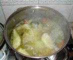 Húsleves - Ha a pótvízzel is felforrt a leves, akkor kész!