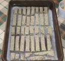 Szezámos - Tedd az első adag tészta szeleteit a tepsibe!