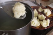 Rántott karfiol - Szedd ki a főzővízből a karfiolokat!