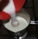 Zserbó - Öntsd a cukrot a tejbe!