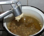 Rántott szójaszelet - Nyomj a főzővízbe fokhagymát!