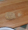 Rántott szójaszelet - A bundázott szójaszeleteket tedd egy vágódeszkára!